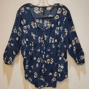 TORRID Size 1 Cute Blue and White Floral Long Sleeves EUC Top